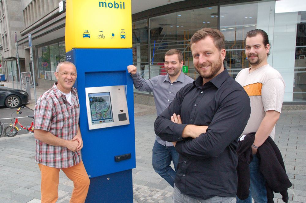 HTWK-Expertise für Leipzigs neue Mobilitätsstationen: Das Team um Prof. Andreas Pretschner, Martin Leutelt, Viktor Wolff und Moritz Thümmler war an der Entwicklung der Säulen beteiligt. Foto: "Reinhard Franke/HTWK Leipzig"