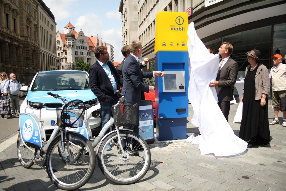 Das Terminal der 1. Leipziger Mobilitätsstation wird in der Markgrafenstraße enthüllt. Foto: Ralf Julke