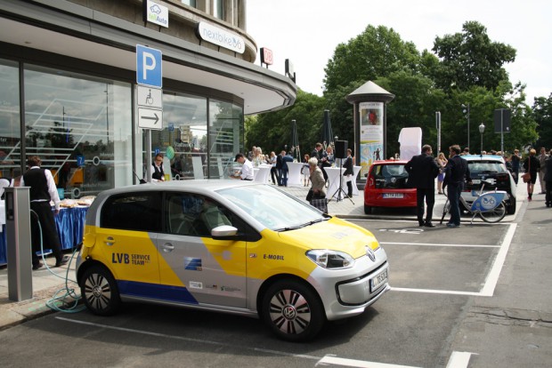 Auch  zwei Ladestationen für E-Autos gibt es jetzt in der Markgrafenstraße. Foto: Ralf Julke
