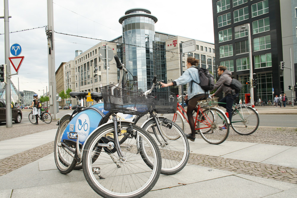 Warten auf Mitfahrer: Nextbike-Räder am Johannisplatz. Foto: Ralf Julke