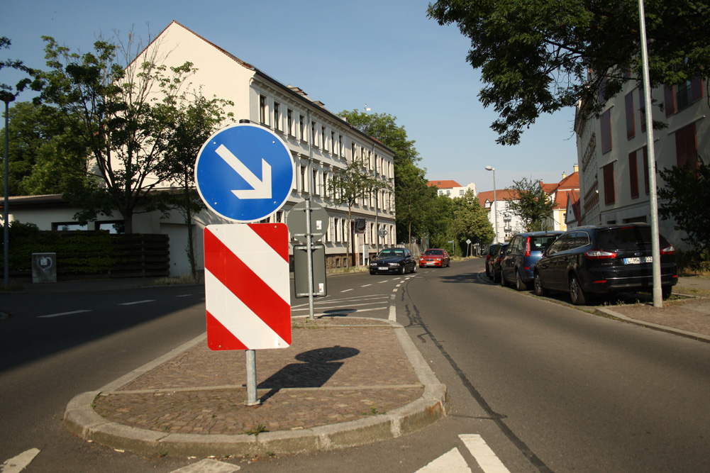Mittelinsel auf der Oberdorfstraße in Höhe Zuckelhäuser Straße. Foto: Ralf Julke
