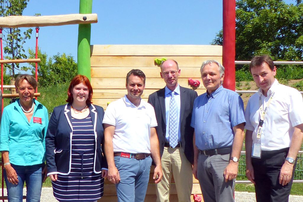 (v.l.): Brigitte Altherr, OUTLAW-Bereichsleiterin; Berit Mühl, stv. Kitaleiterin; Daniel Kemp, Kitaleiter; Ralf Evers, OUTLAW-Geschäftsführer, Steffen Kröner, OUTLAW-Regionalgeschäftsführer; Holger Gasse, Landtagsabgeordneter (CDU). Foto: OUTLAW Kinder- und Jugendhilfe gGmbH