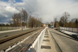 Brücke in der Tauchaer Straße im April: Fahrbahnen rechts und links - in der Mitte werden jetzt die Gleise montiert. Foto: Ralf Julke