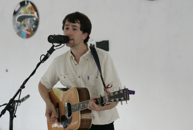 Peter Piek beim Sommerfestival in seinen Atelier-Räumen Foto: Sebastian Beyer