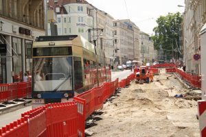 Bauabschnitt Peterssteinweg: Das westliche Gleis muss hier noch komplett verlegt werden. Foto: Ralf Julke