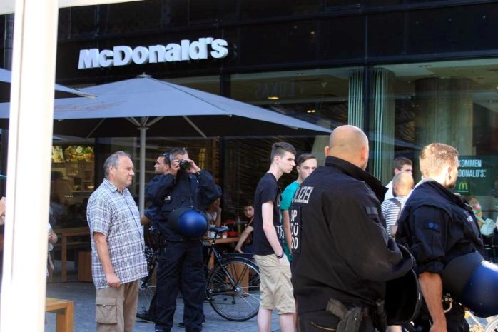 Ja, wer knpipst denn da? Beamter findet die Feministinnendemo gut. Foto: L-IZ.de