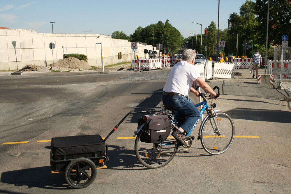 Auch ältere Leipziger bewältigen ihren Alltag immer öfter mit Rad und Anhänger. Foto: Ralf Julke