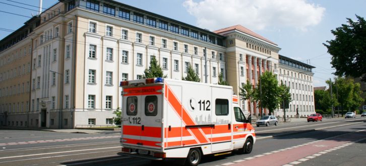 Rettungswagen auf der Karl-Liebknecht-Straße. Foto: Ralf Julke