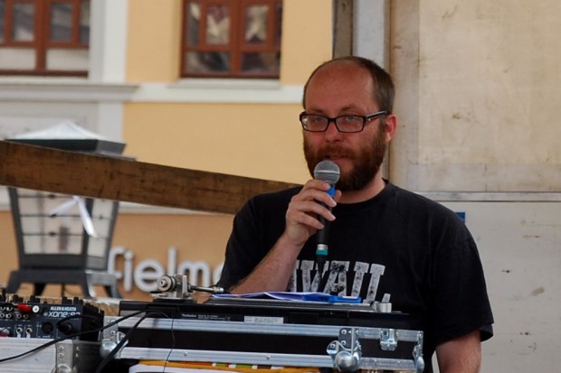 Roman Grabolle von Stadt für Alle auf der Marktplatz. Foto: Michael Freitag
