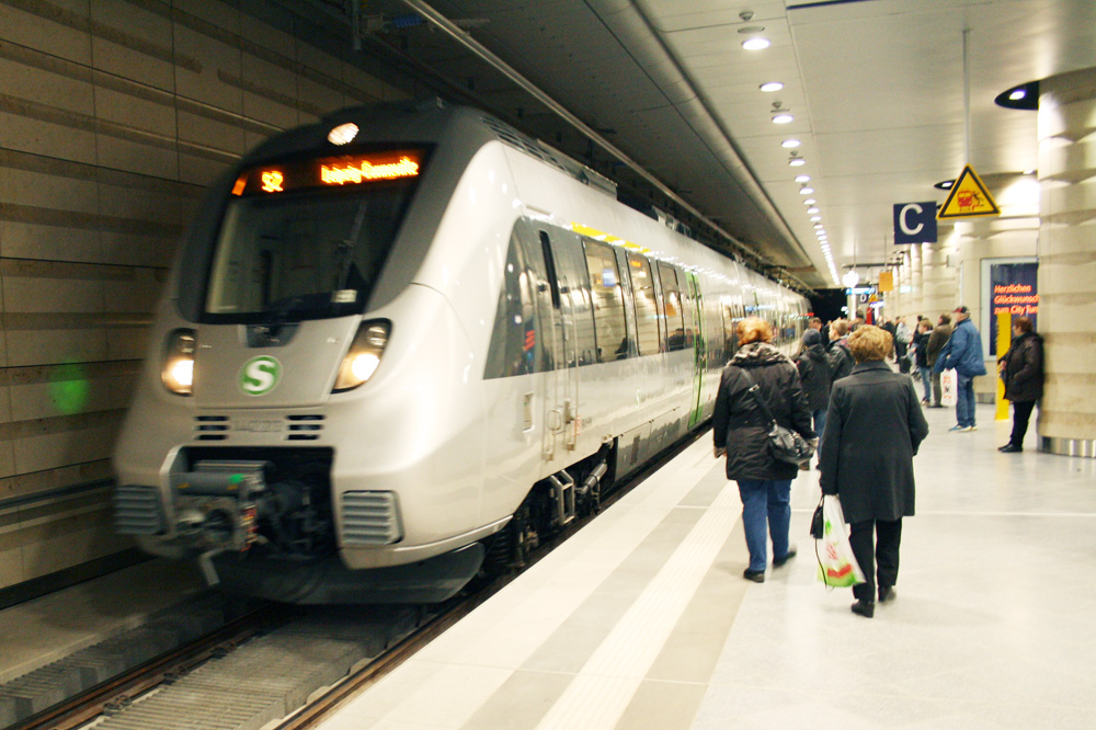 S-Bahn in der Station Leipzig-Hauptbahnhof. Foto: Ralf Julke