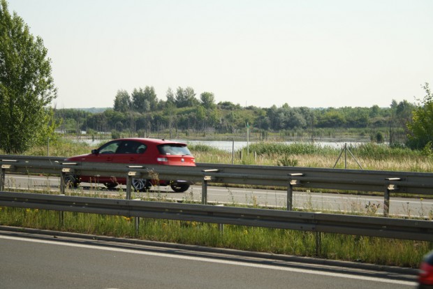 Blick durch die Lücke in der Schallschutzwand der B2 / B 95 zu den Teichen westlich des Markkleeberger Sees. Foto: Ralf Julke