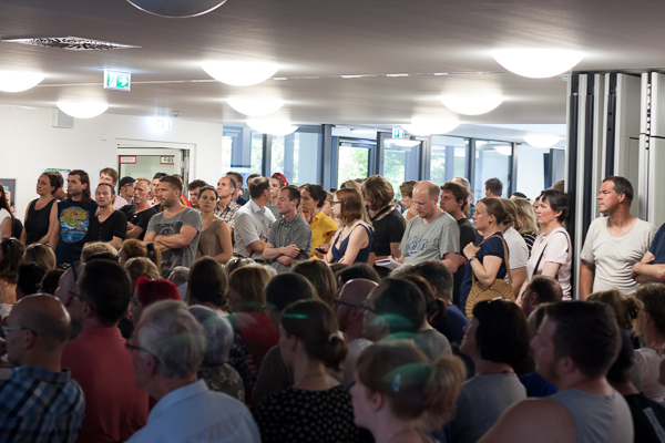 Sie waren gekommen um zu helfen. Im Süden Leipzigs verlaufen Informationsabende irgendwie anders. Foto: Mathias Pinkert