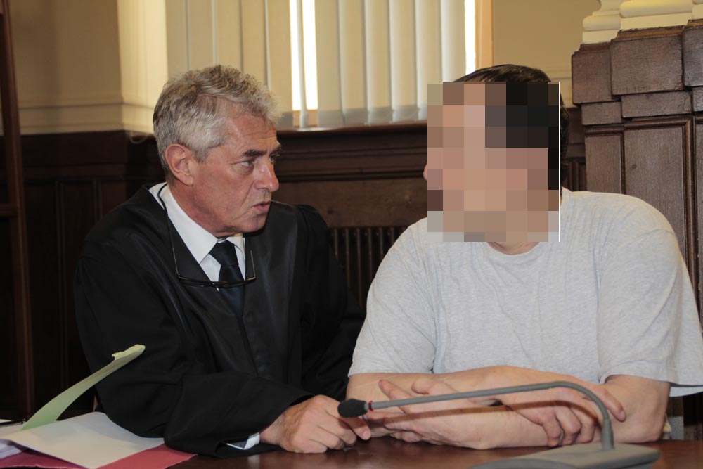 Verteidiger Stephan Bonell mit Altenheim-Mörder Silvio T. vor der Urteilsverkündung. Foto: Martin Schöler