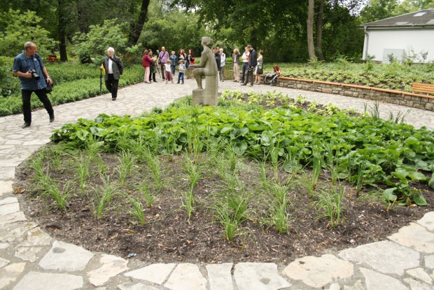 Auch das Staudenbeet um die "Lesende Arbeiterin" wurde wieder schmuck gemacht. Foto: Ralf Julke