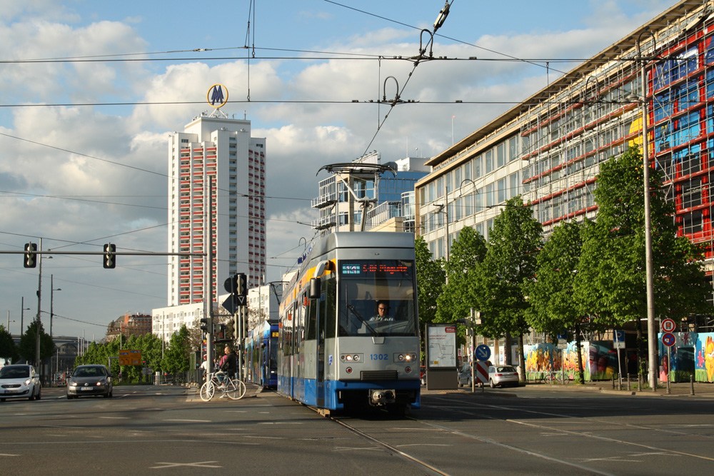 LVB-Straßenbahn unterwegs am Augustusplatz. Foto: Ralf Julke