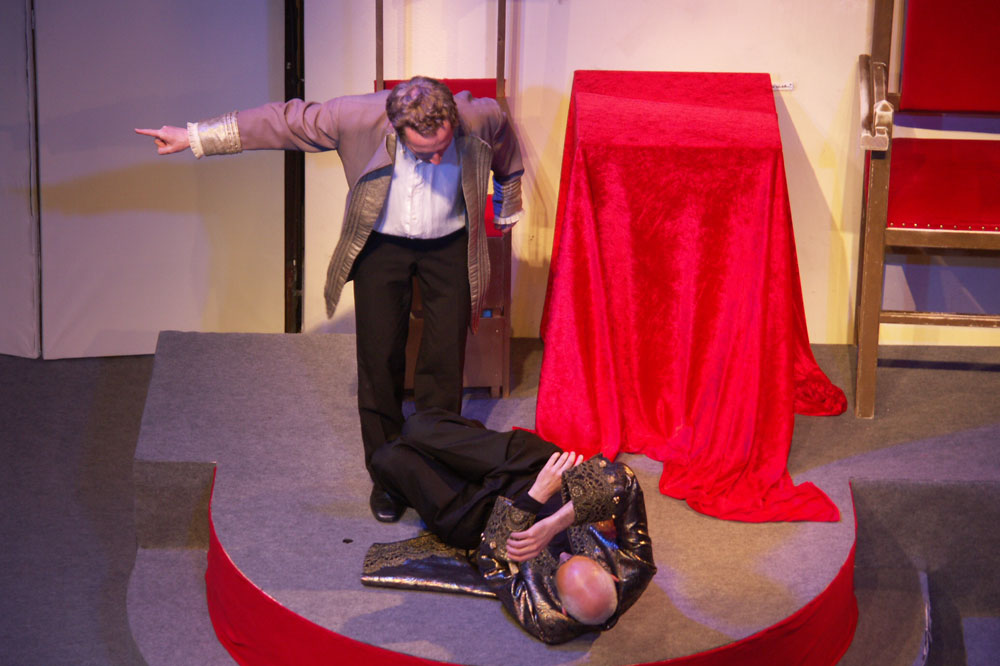 Der Schein trügt: Er liegt zwar am Boden, doch er hat alles im Griff: Tartuffe nimmt alle aus. Foto: Karsten Pietsch