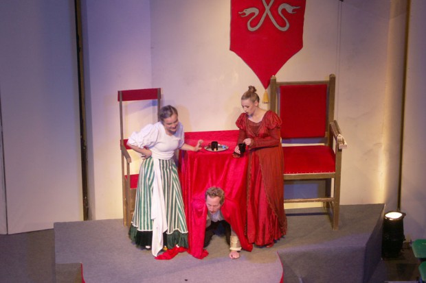 Lauschangriff aus dem Versteck unterm Tisch. Foto: Karsten Pietsch