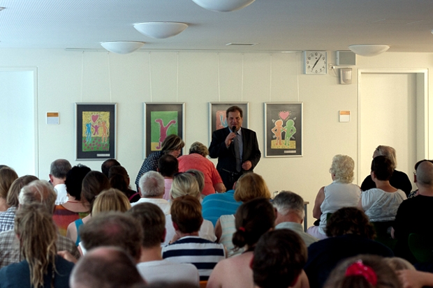 Sozialbürgermeister Thomas Fabian in einer ungewohnten Rolle. Wird wirklich genug für die Flüchtlinge getan? Foto: Mathias Pinkert