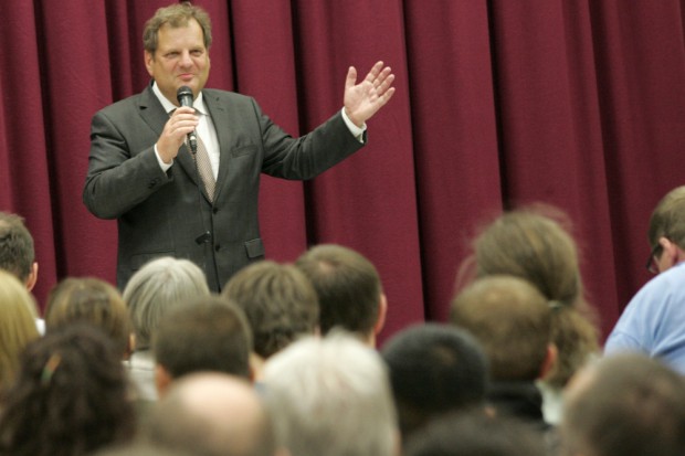 Thomas Fabian erläuterte die Pläne der Stadt für die Pablo-Neruda-Schule Foto: Sebastian Beyer