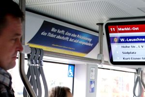2012 in der Straßenbahn gesehen: Auch privatisierter ÖPNV würde Fahrgeld kassieren. Foto: Ralf Julke