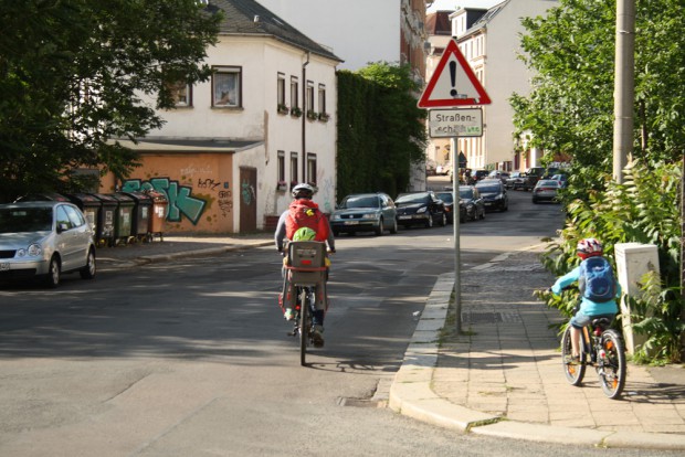 Das östliche Ende der William-Zipperer-Straße: Die Radstreifen hören an der Erich-Köhn-Straße auf und danach verschlechtert sich auch der Straßenzustand deutlich. Foto: Ralf Julke