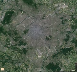 Ein Screenshot von Google Maps zeigt die Ausmaße der Region. Der ganz helle Kreis in der Mitte zwischen den beiden grünen Waldflächen ist das eigentliche Pariser Stadtgebiet. Drumherum der Speckgürtel. Screen: Patrick Kulow, Quelle: Google Maps.