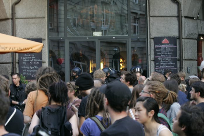 Vor dem Hundertwasser glaubten Gegendemonstranten Neonazis im Lokal zu erkennen Foto: Sebastian Beyer