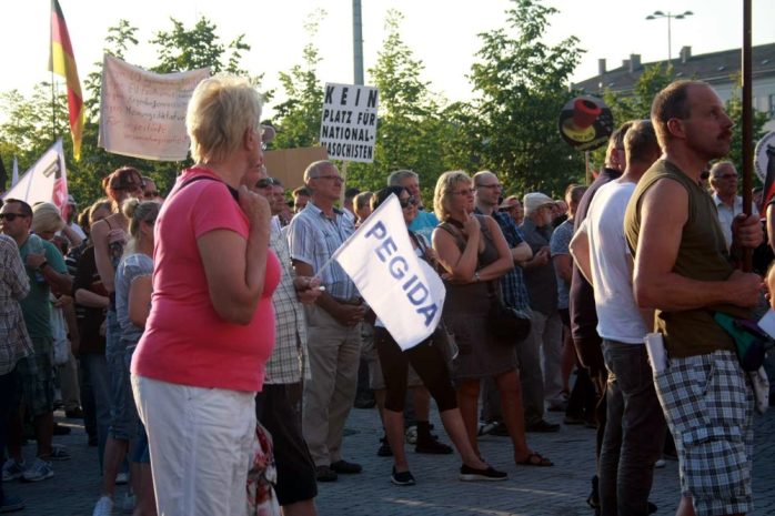 Eher die Großeltern mit Pegidafahne. Foto: L-IZ.de