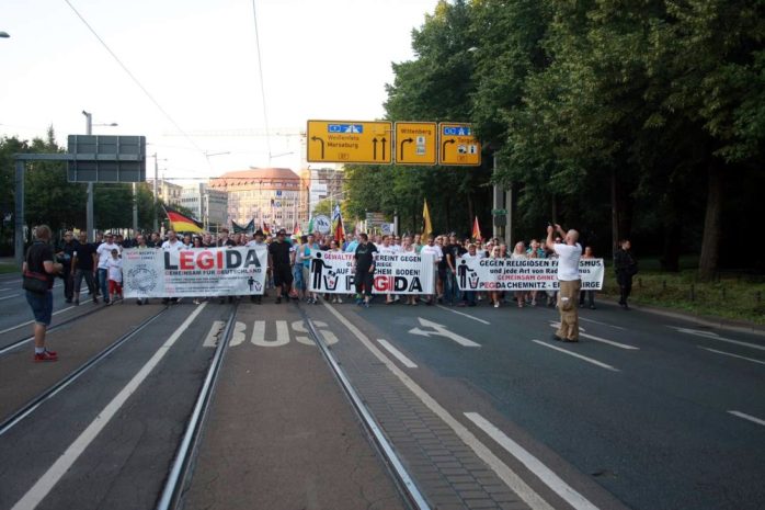 Front Legida. Beeindruckende Banner. Aber nix über uns. Foto: L-IZ.de