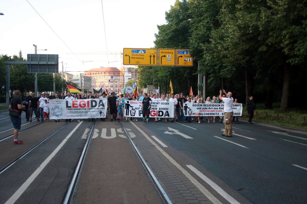 Front Legida. Beeindruckende Banner. Aber nix über uns. Foto: L-IZ.de