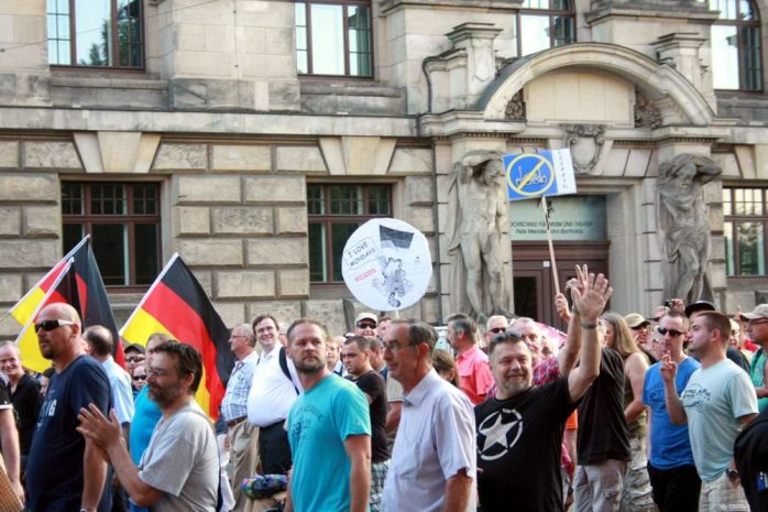 Garfield und die Lügenpresse. Na gut - wenigstens die Richtung stimmt. Aber was kann Garfield dafür? Foto: L-IZ.de