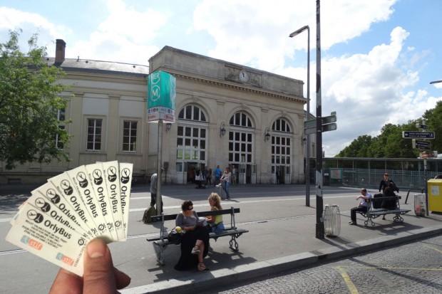 Unsere nun schon abgestempelten und benutzten OrlyBus-Tickets. Im Hintergrund die RER-Station im Pariser Süden: Denfert-Rochereau. Foto: Patrick Kulow