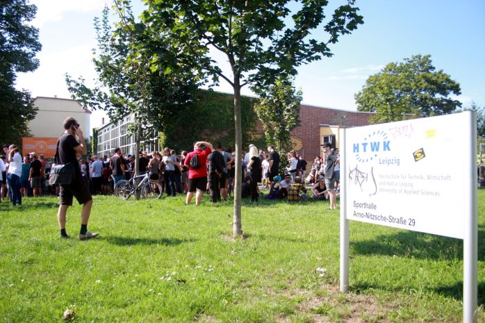 Aktivisten verhindern die Abreise nach Heidenau. Foto: Alexander Böhm