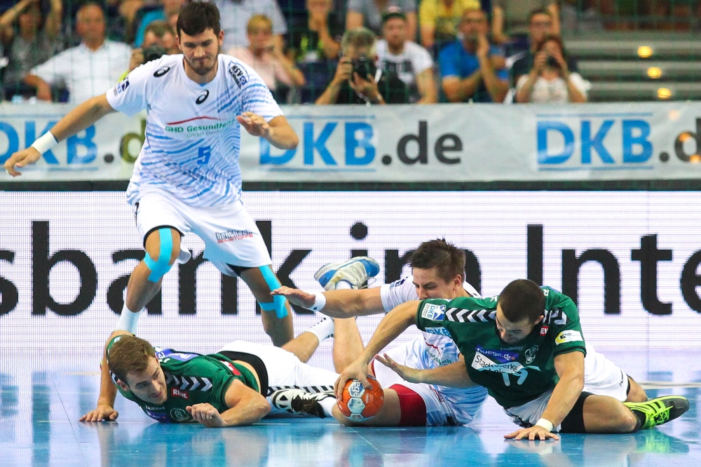 Unbedingter Wille: Maximilian Janke (li.) und Bastian Roscheck erkämpfen gemeinsam den Ball zurück. Foto: Jan Kaefer