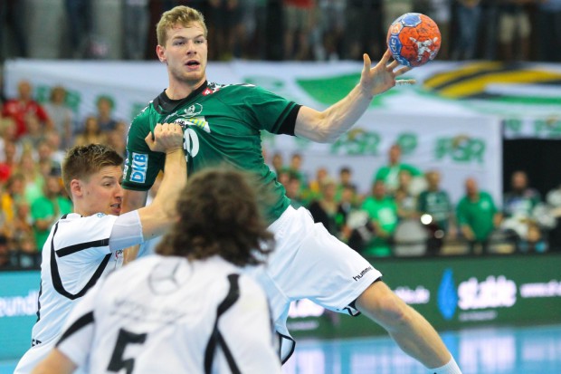 Gregor Remke (SC DHfK) wird in der Luft attackiert. Foto: Jan Kaefer