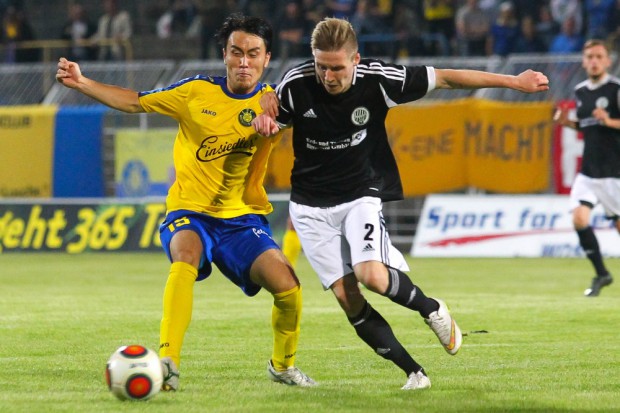 Hiromu Watahiki (Lok) im Zweikampf mit Alexander Schmitt (Sandersdorf). Foto: Jan Kaefer