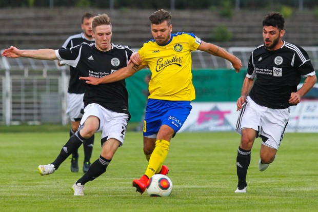Paul Schinke (Lok) behauptet den Ball gegen Alexander Schmitt (Sandersdorf). Foto: Jan Kaefer