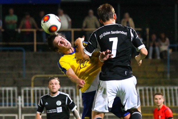 Luftduell der 7er: Philipp Serrek (Lok) und Marvin Römling (Sandersdorf). Foto: Jan Kaefer