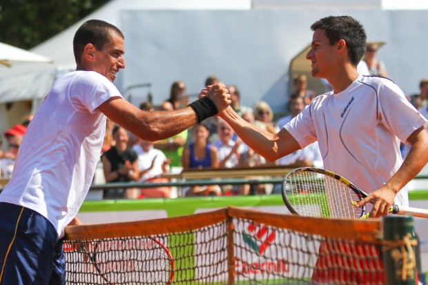 Shakehands: Attila Balazs (re.) gratuliert Leonardo Kirche zum Sieg. Foto: Jan Kaefer