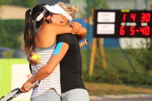 Siegesjubel: Priscilla Hon (AUS/ li.) und Jil Teichmann (SUI) freuen sich über ihren 6:1-/ 6:4-Sieg im ITF-Doppel-Finale gegen Pia König (AUT)/ Conny Perrin (SUI). Foto: Jan Kaefer