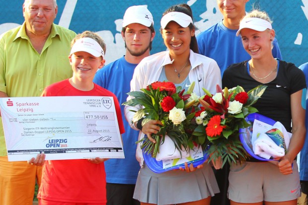 Die ITF-Doppel-Siegerinnen Priscilla Hon und Jil Teichmann bei der Siegerehrung. Foto: Jan Kaefer
