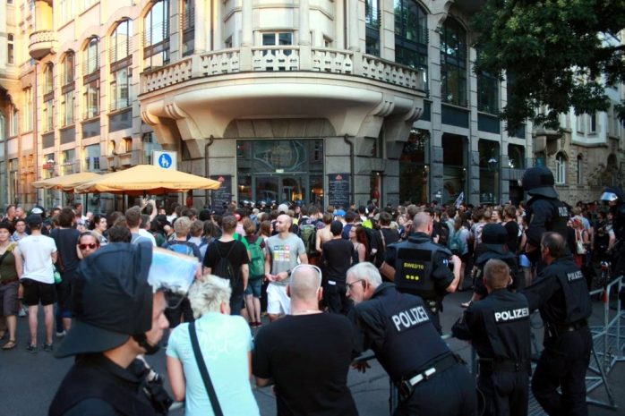 Brenzlige Situation an der Fleischergasse für einige Legidas, welche auch ein bisschen provozieren wollten. Polizeibericht steht noch aus. Foto: L-IZ.de