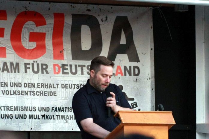 Drei Strophen vom Blatt - Der Deutschlandliedsänger. Foto: L-IZ.de