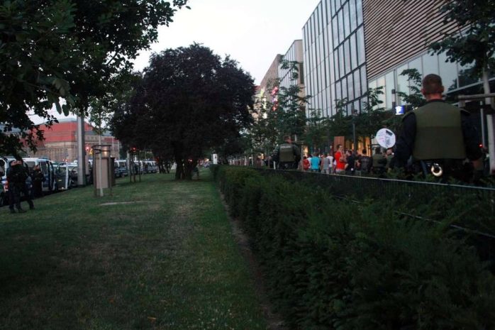 Legida zieht nach vollzogenem Kreisvrkehr mit Polizeischutz an den Höfen am Brühl entlang ab. Foto: L-IZ.de