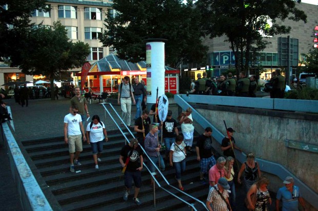 Gefährliche Entwicklung - Legida geht in den Untergrund. (am Hotel Astoria). Foto: L-IZ.de