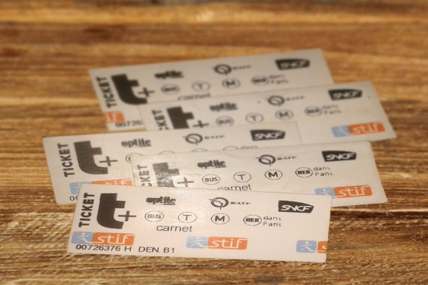 Die Hälfte eines Carnets. Fünf Einzelfahrscheine zum Preis von je 1,40 Euro, mit denen man in Paris Métro, RER, Straßenbahn und Bus fahren kann. Foto: Patrick Kulow