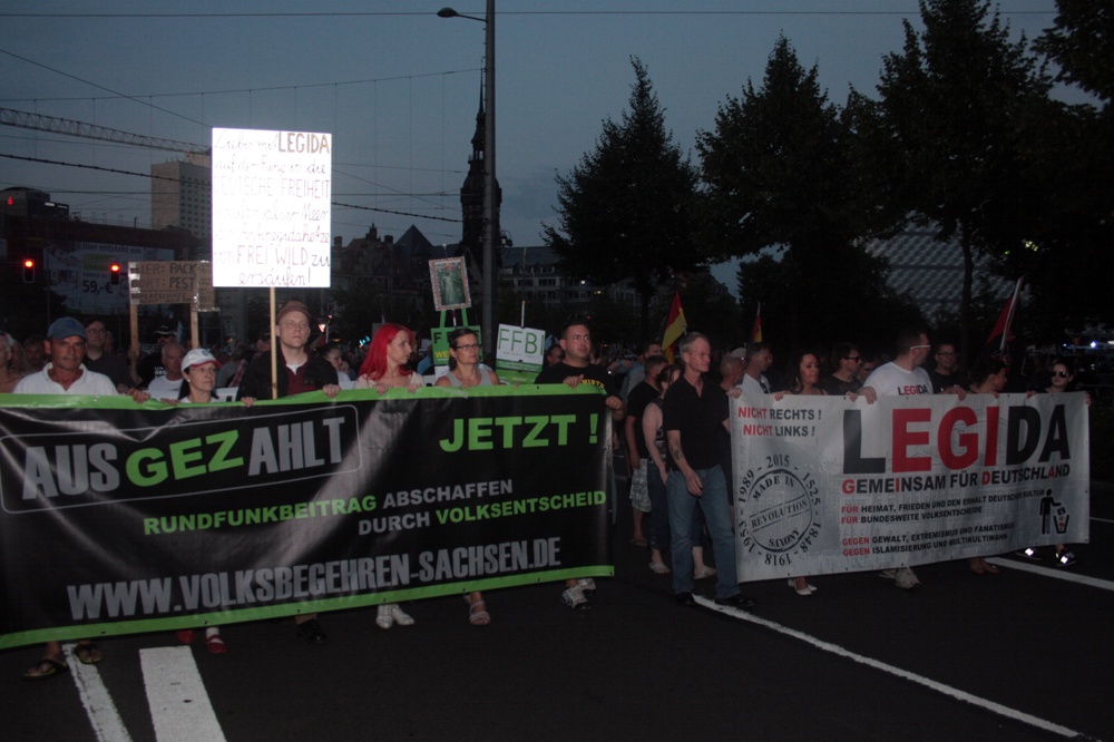 Mal wieder unterwegs. Parolen zusammengefasst: Gegen den Islam, gegen die GEZ und für Deutschland. Foto: L-IZ.de