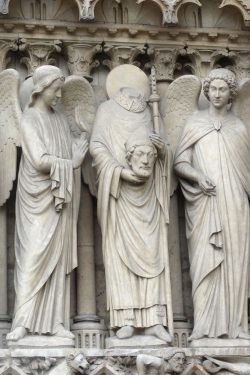 Der kopflose Heilige Denis "Saint Denis" am Kirchenportal von Notre-Dame. Foto: Patrick Kulow
