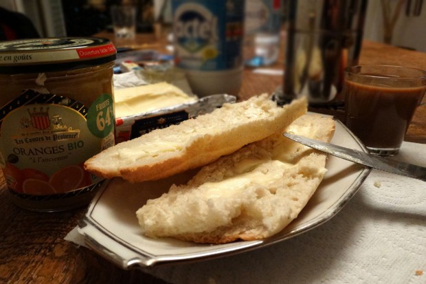 Baguette, Butter und Konfitüre, dazu einen Café mit Milch - französischer geht's kaum. Foto: Patrick Kulow