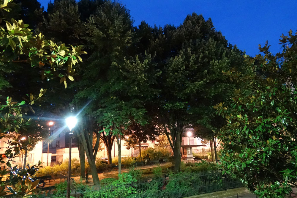 Das Leben in Paris erwacht zum Leben. Der Park vor unserem Wohnhaus. Foto: Patrick Kulow